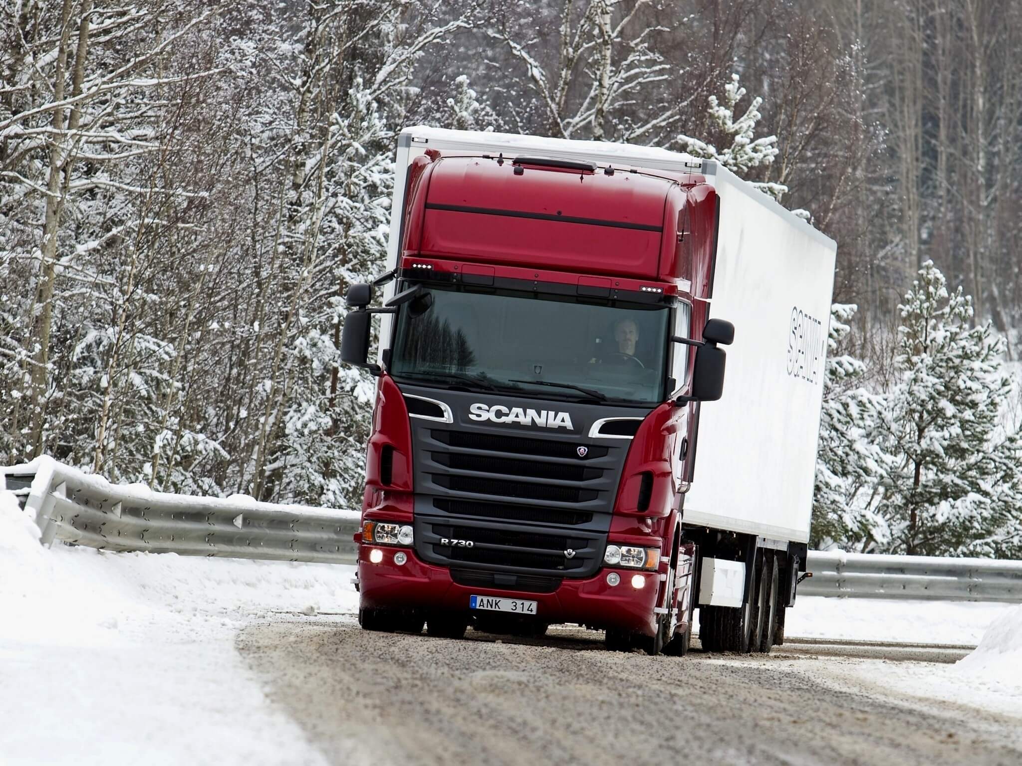 Seguro Frota: Caminhão da Scania em transito de mercadorias para empresa.