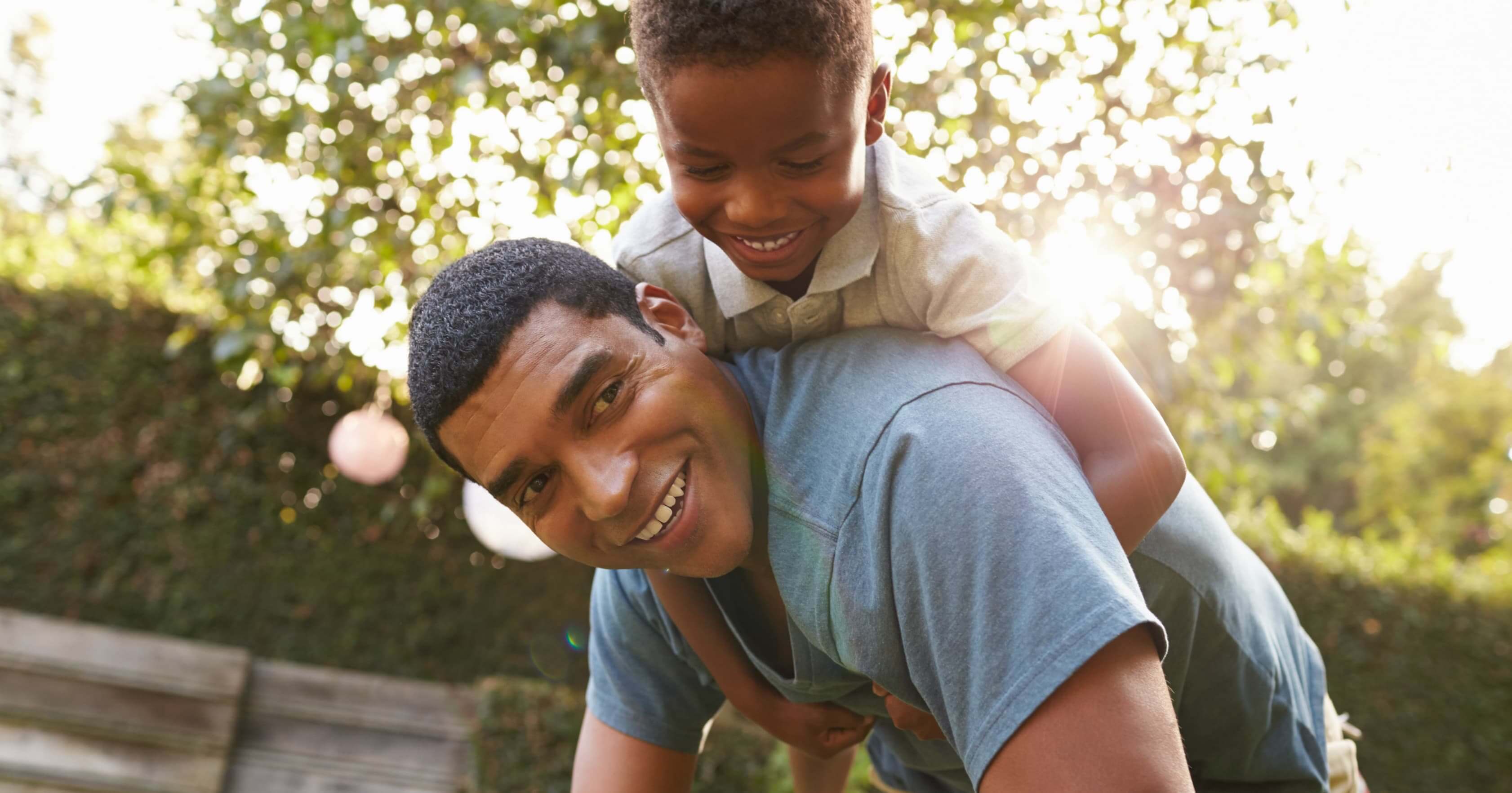 Seguro de Vida: Pai brincando com o filho nas costas.