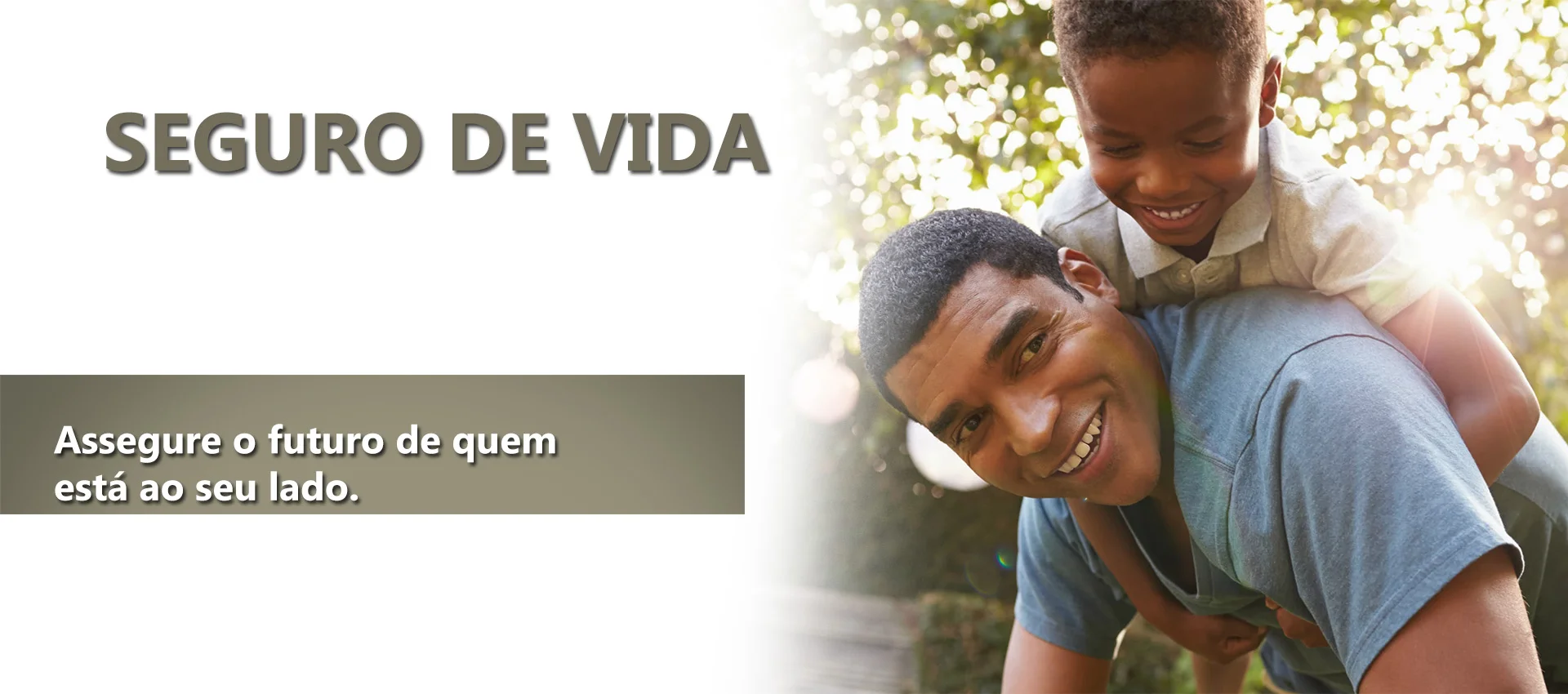 Seguro de Vida: Pai brincando com o filho nas costas.