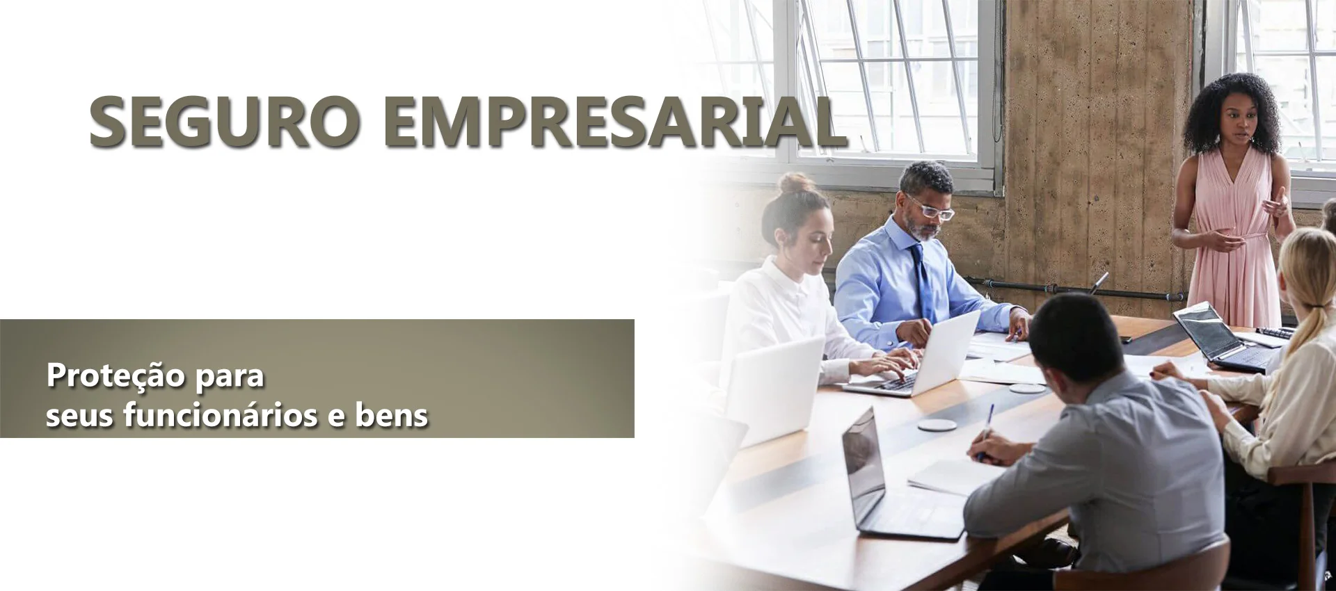 Seguro Empresarial: Funcionário da empresa andando dentro de um galpão, com varias maquinas ao redor.