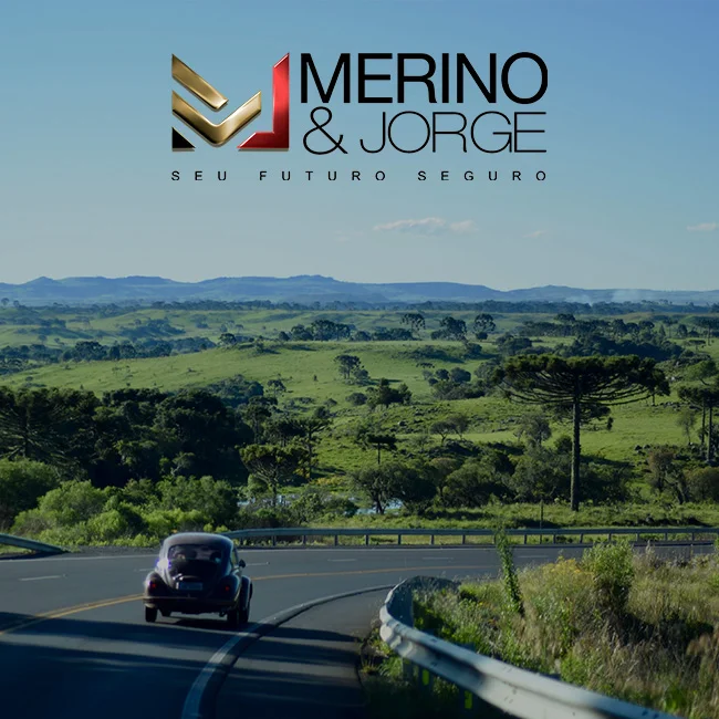 VW Fusca andando na rodovia, com uma bela paisagem montanhosa e bem arborizada.